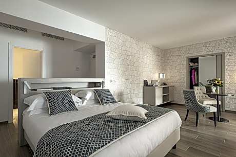 Suite with Garden, Jacuzzi and Sea View