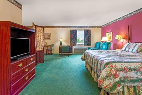 1 King Bed Studio Suite Non-Smoking