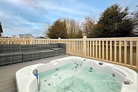 Lakeshore Lodge with Hot Tub