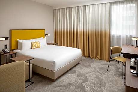 1 QUEEN BED