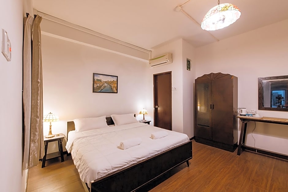 HEEREN BY THE RIVER HOTEL