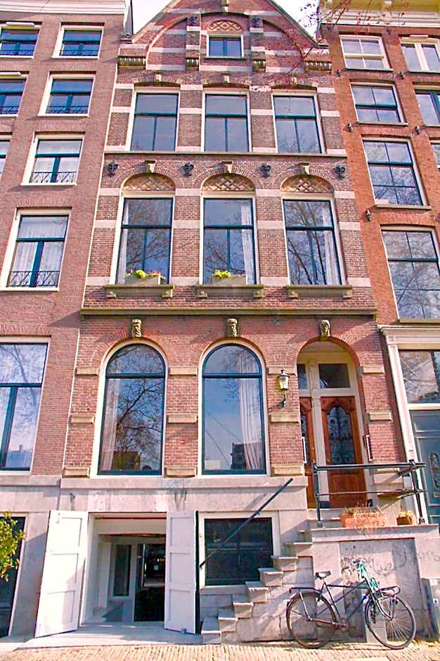 Top-notch apartment along canal in historic centre