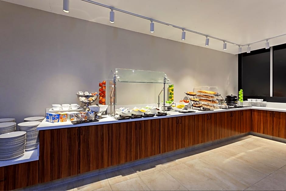 Holiday Inn Los Angeles - LAX Airport, an IHG Hotel