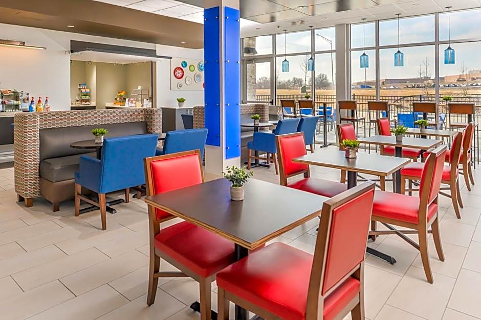 Holiday Inn Express & Suites Kansas City - Lees Summit By IHG