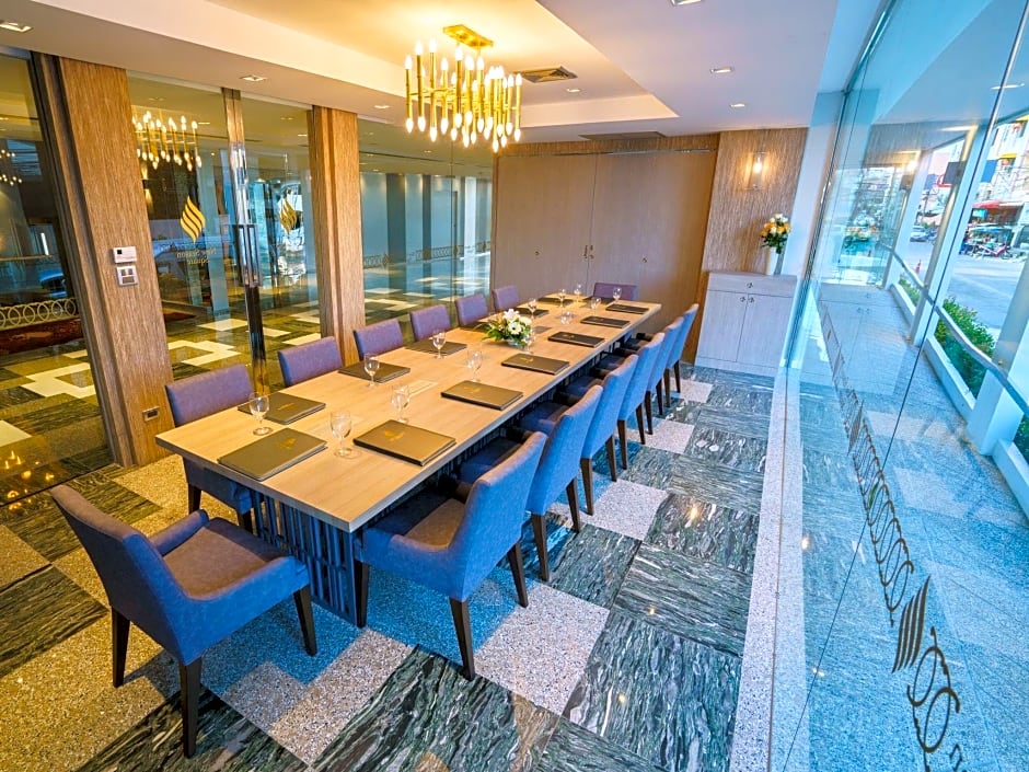 New Season Square Hotel