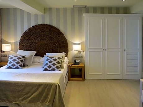 Suite with Terrace and City View