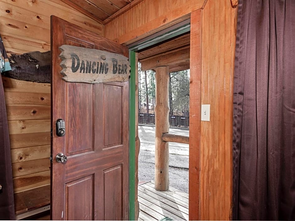 Dancing Bear, 2 Bedrooms, Front Porch, Midtown, Sleeps 6