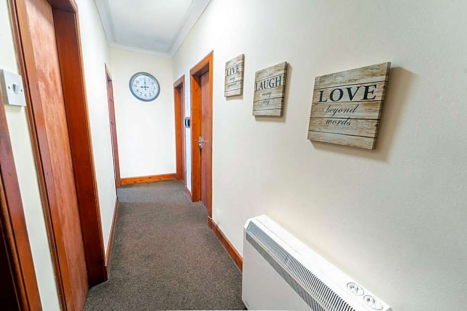 Prime location rooms in high street