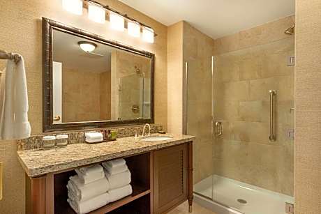 3 Room Pres Suite-2 Bedroom 1 King /2 Queen 2 Bath Non-Smoking