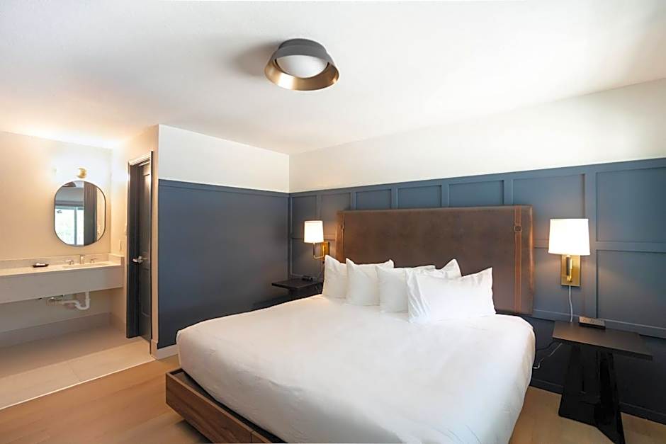 Photo 1 of 7 of 1 King Bed Suite