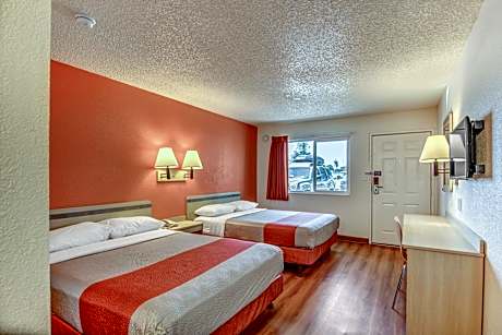Deluxe Quadruple Room - Non-Smoking