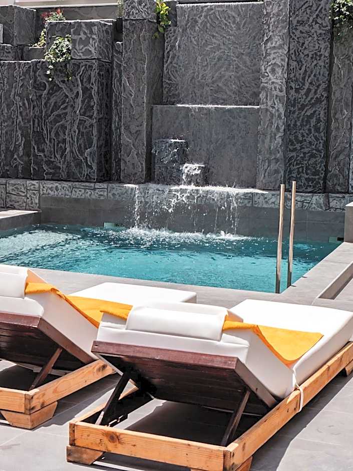 Elmi Beach Hotel & Suites