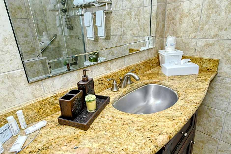 Waterfront Room, Heated Pool, Tiki Bar & Grill