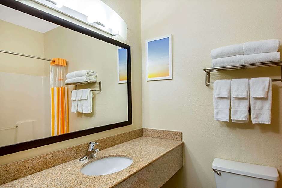 La Quinta Inn & Suites by Wyndham Lincoln