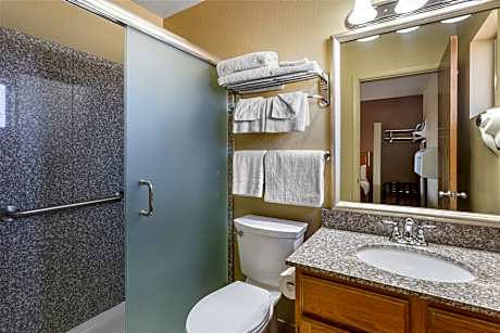 2 Queen Beds, Mobility Accessible, Communication Assistance, Bathtub, Non-Smoking