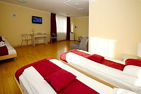 Family Room (2 Adults + 1 Child)