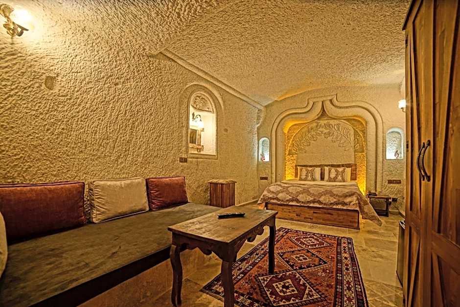 Risus Cave Suites