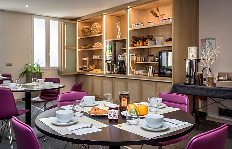 Logis Hôtel Restaurant Les 2 Rives - A75, en bordure de rivière