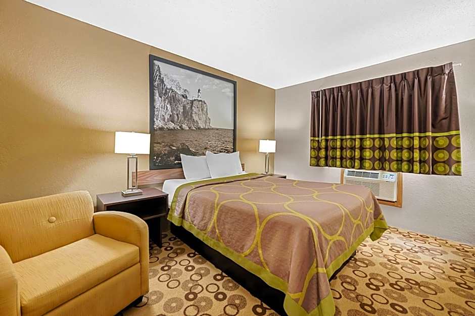 Super 8 by Wyndham Blue Earth