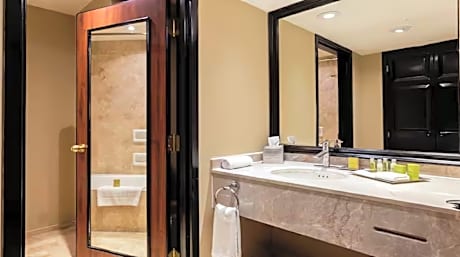 2 Double Beds Runways View