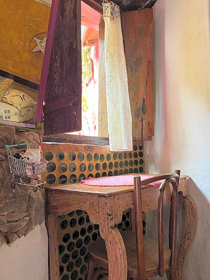 CASA DE RETALHOS Boutique Albergue, casaril histórico, com 5 suítes individuais e cozinha coletiva, no coração da vila de Igatu-Ba, que preserva fortes traços culturais da época do garimpo, venha viver uma experiência única!