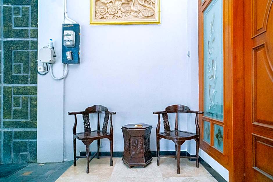 RedDoorz near Matahari Singosaren Solo