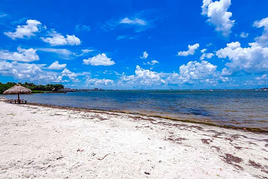Walk to the Sand, Pool & Hot Tub Waterfront Oasis