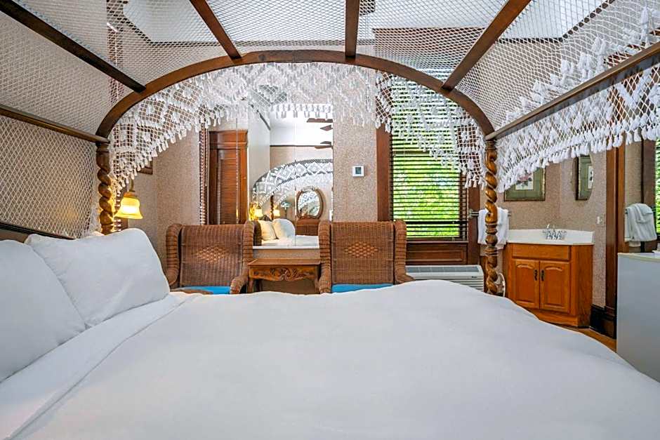 Deluxe King - Curry Mansion with Pool!