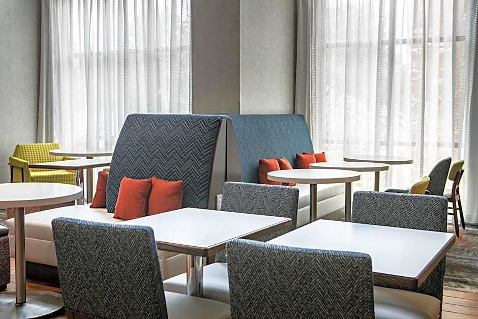 Hampton Inn By Hilton & Suites West Bend