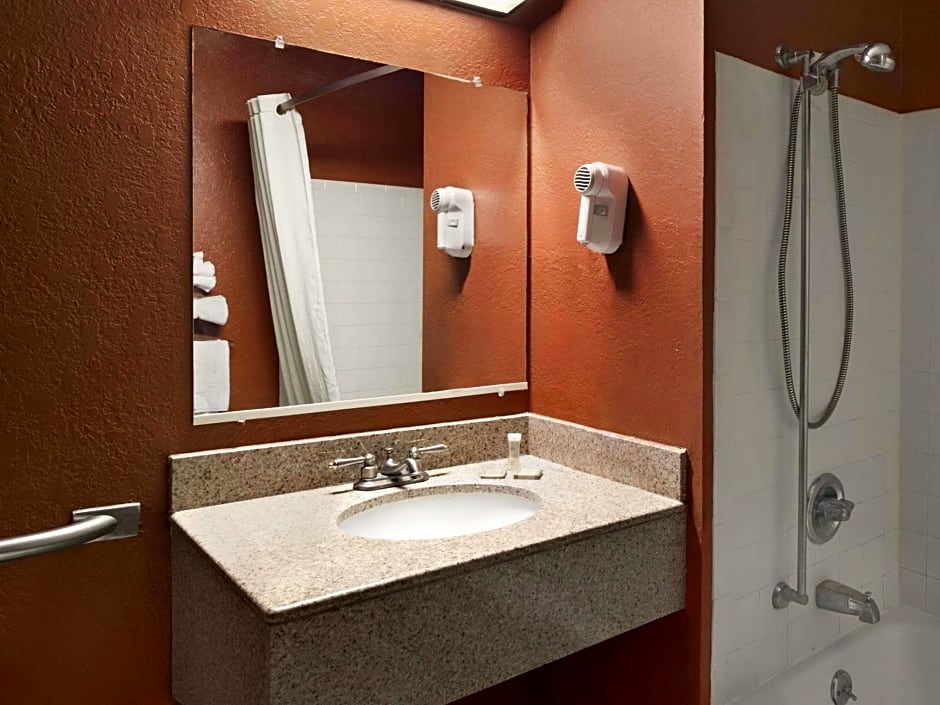 Super 8 by Wyndham Kalamazoo
