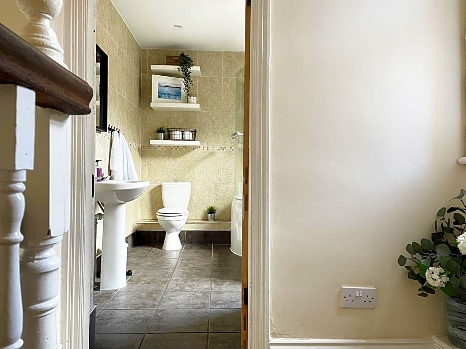 Riverside Lodge - Quaint Victorian Home By The River