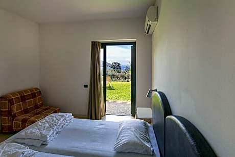 One-Bedroom Apartment with Lake View