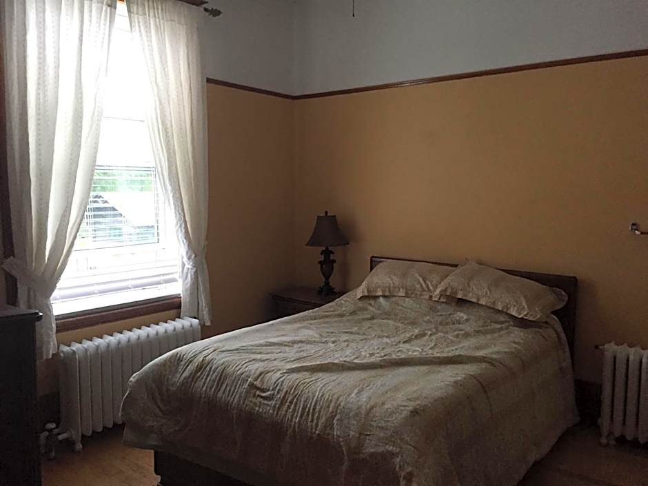 Le Petit Château Montebello B&B