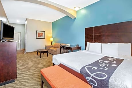 Deluxe King Room with Bath Tub - Mobility/Hearing Accessible - Non-Smoking