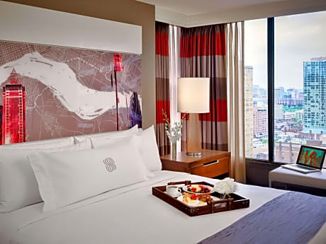 Club Level Deluxe Guestroom with 1 King Bed