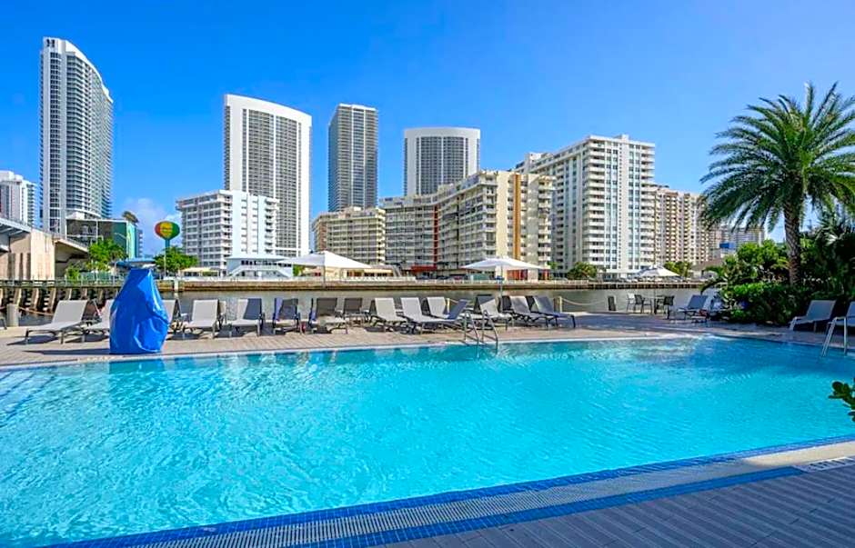 Stunning Penthouse Suite Waterfront 2BD 2BA