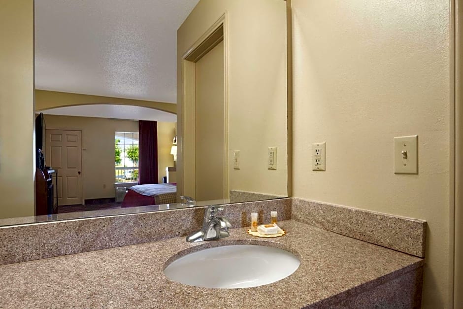 Days Inn & Suites by Wyndham Tuscaloosa - Univ. of Alabama
