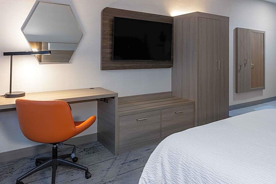 Holiday Inn Express Hotel & Suites Center Township By IHG