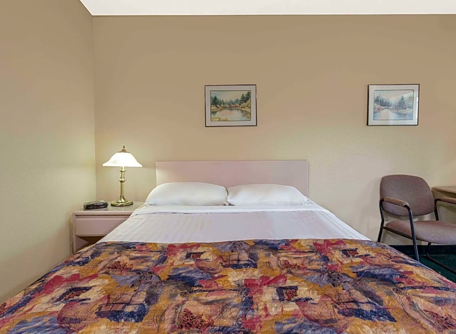 Super 8 by Wyndham Golden