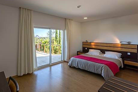 Deluxe Double Room with Side Sea View