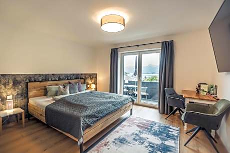 Double Room with Lake View / Not Dog Friendly