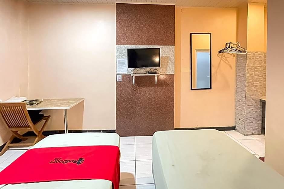 RedDoorz Syariah near Mall Of Serang