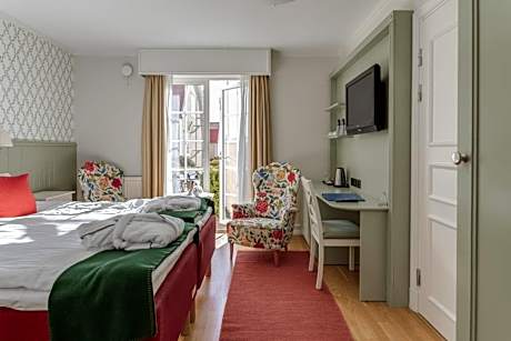 Standard Twin Room with Mountain View