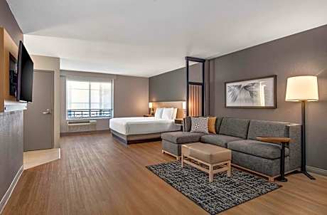 Corner Specialty King Room with Sofa Bed and City View