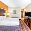 La Quinta Inn & Suites by Wyndham Gonzales