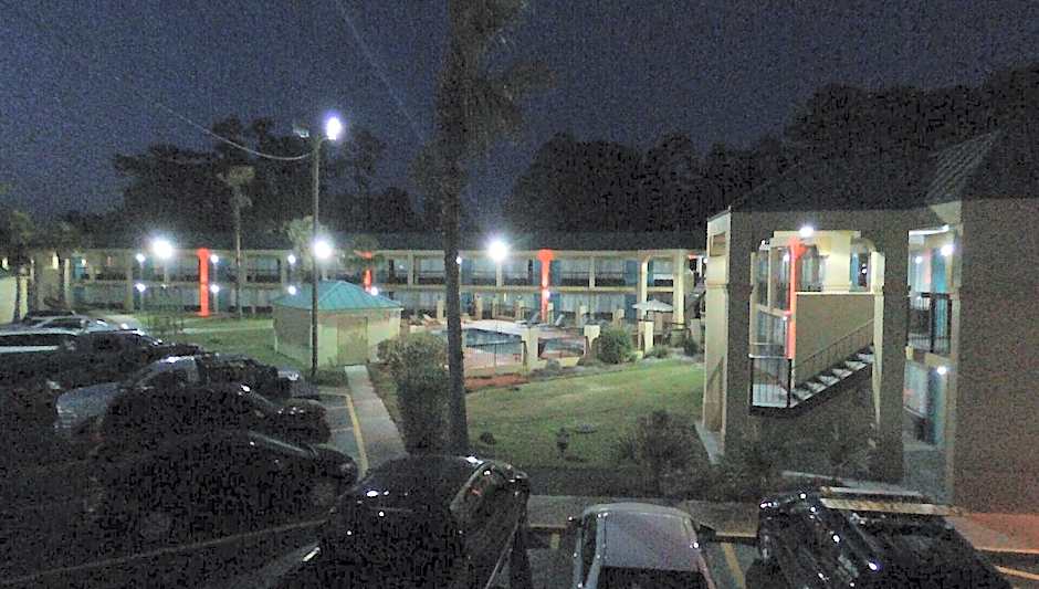 Econo Lodge Inn & Suites