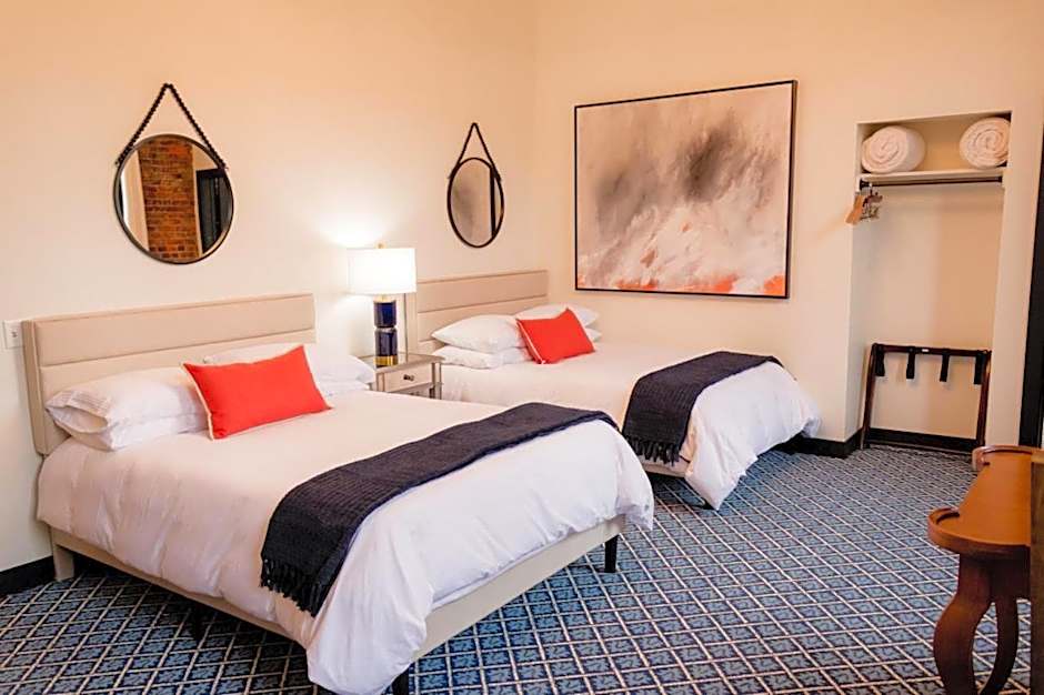 Speakeasy Suites Sleeps 18