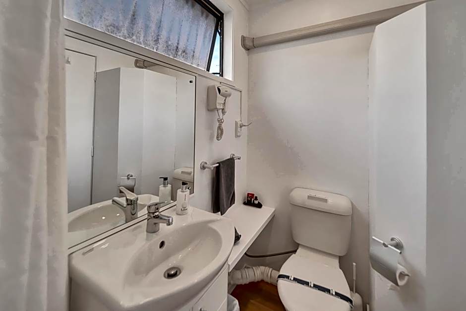 Tudor Court Motor Lodge