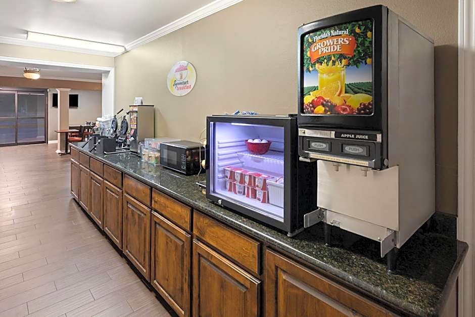 Super 8 by Wyndham Temple S. General Bruce