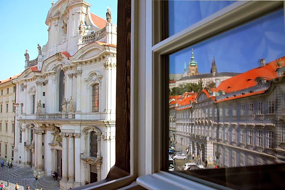 Three Golden Crowns Apartments